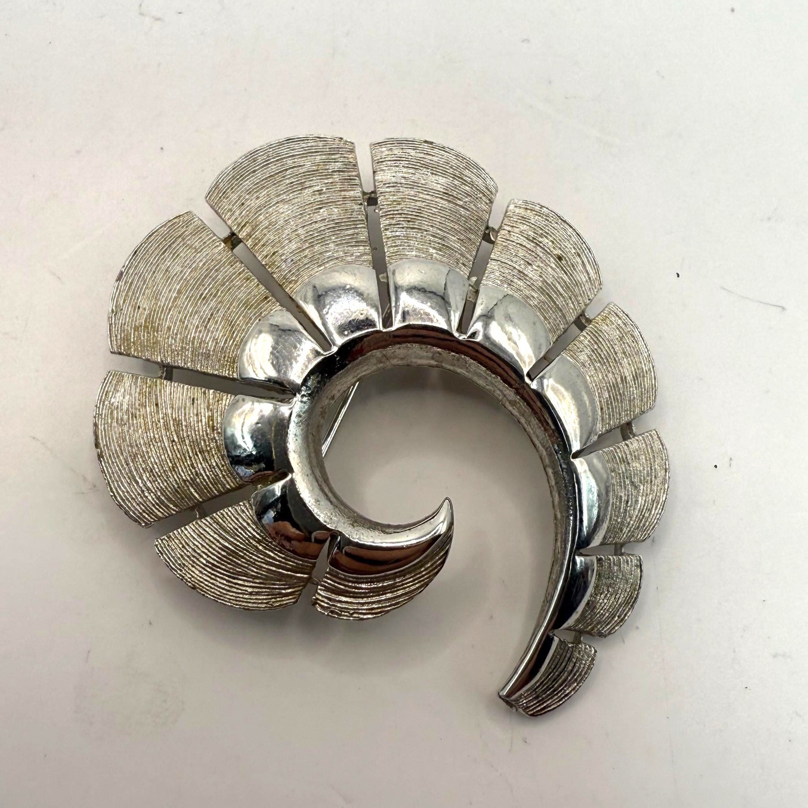 Lisner Silver Tone Spiral Leaf Shell Brooch Vintage Textured Pin Mid Century